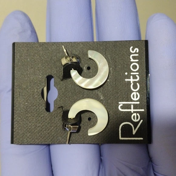 Women's Silver-tone Hardware Small Seashell Open Hoop Design Earrings 0.5-in, #1 - Picture 3 of 4